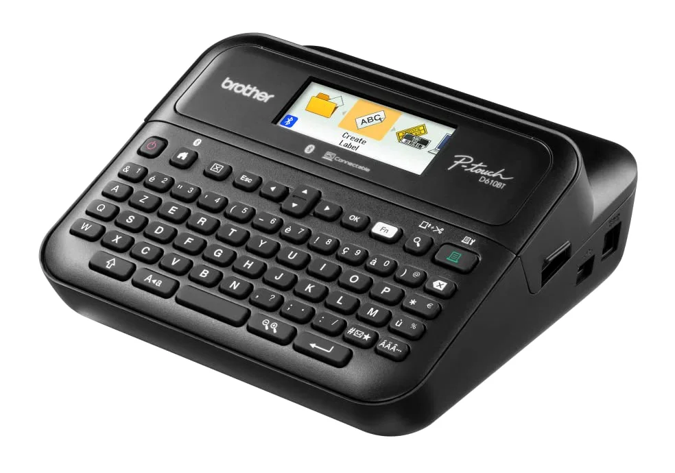 Brother PT-D610BTVP Bluetooth-Tischetikettierer mit Koffer, Anschluss an PC und Smartphone, Farbdisplay, TZE-Serie von 3,5 bis 24 mm, inklusive Stromadapter AD-E001