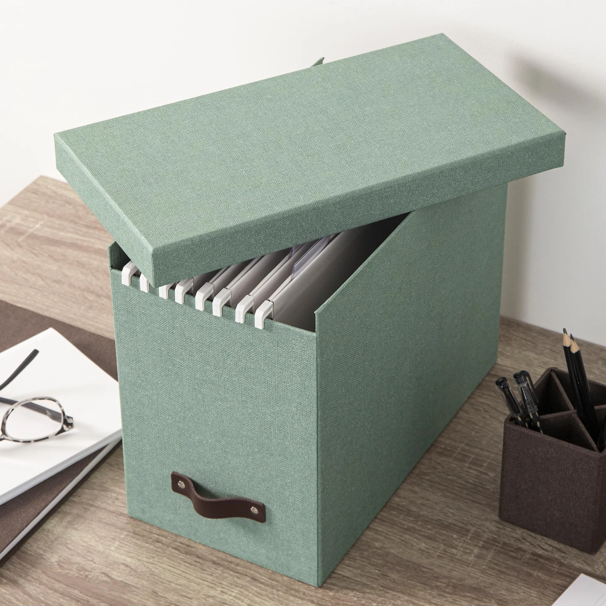BIGSO JOHAN Hängeregisterbox A4 – Hängemappenbox mit Deckel und Griff – Schreibtischablage für Hängemappen & Dokumente – Aufbewahrungsbox aus recycelter Faserplatte und Papier – mintgrün