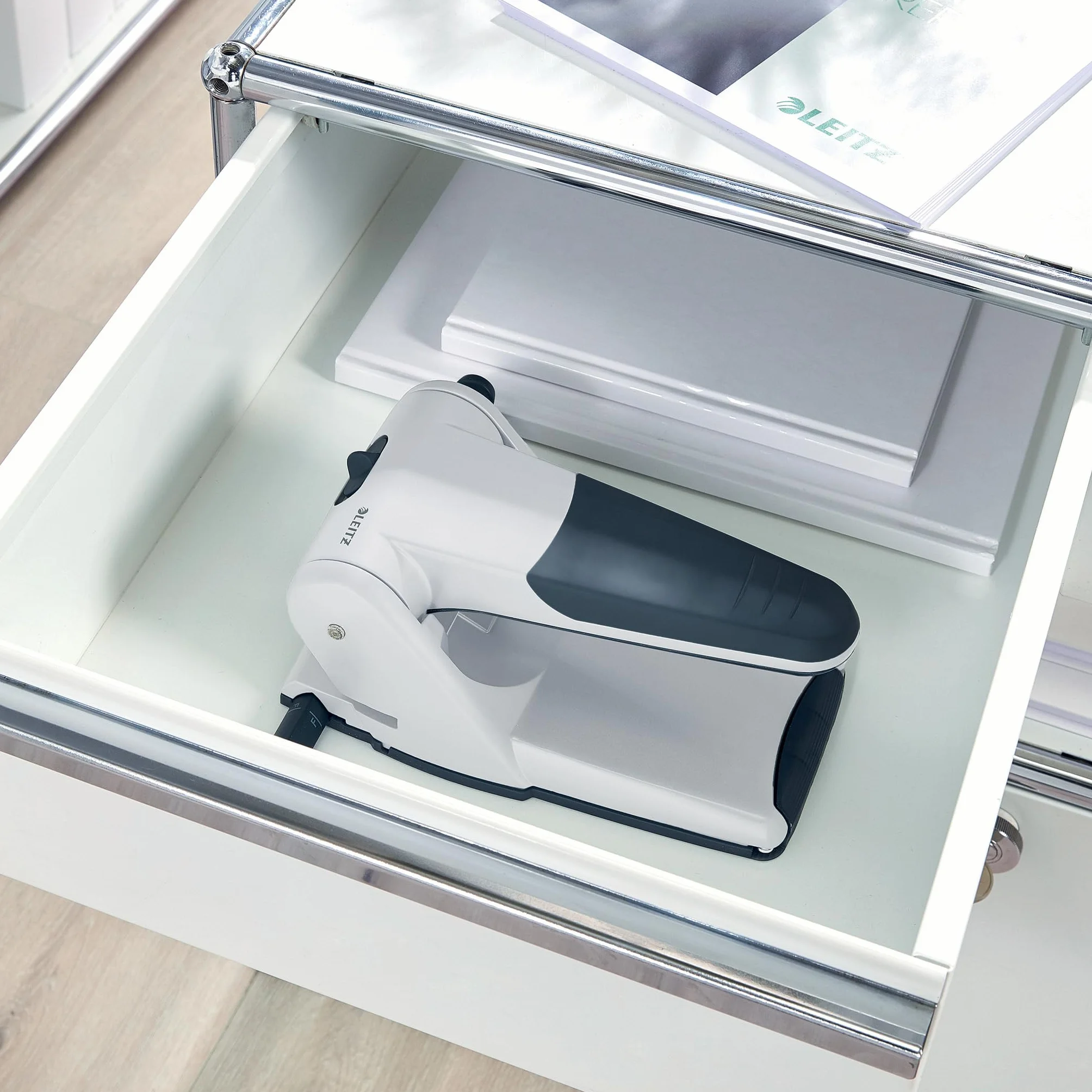 Leitz Extrastarker Registratur-Locher, Für 65 Blatt, Großer leistungsstarker Locher für müheloses Lochen im Büro, Aus Aluminiumdruckguss, recycelte Kunststoffteile, 100% recycelbar, Schwarz, 51800095