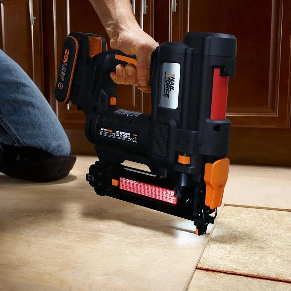 WORX Kabelloser Tacker 20 V WX844, Ladegerät 100 Stück, 18 Ga, Heftklammern 10/40 mm, 2 Schussmodi, Entriegelung ohne Werkzeug, verstellbar, Lieferung mit 1 Akku 2 Ah, Schnellladegerät und 200