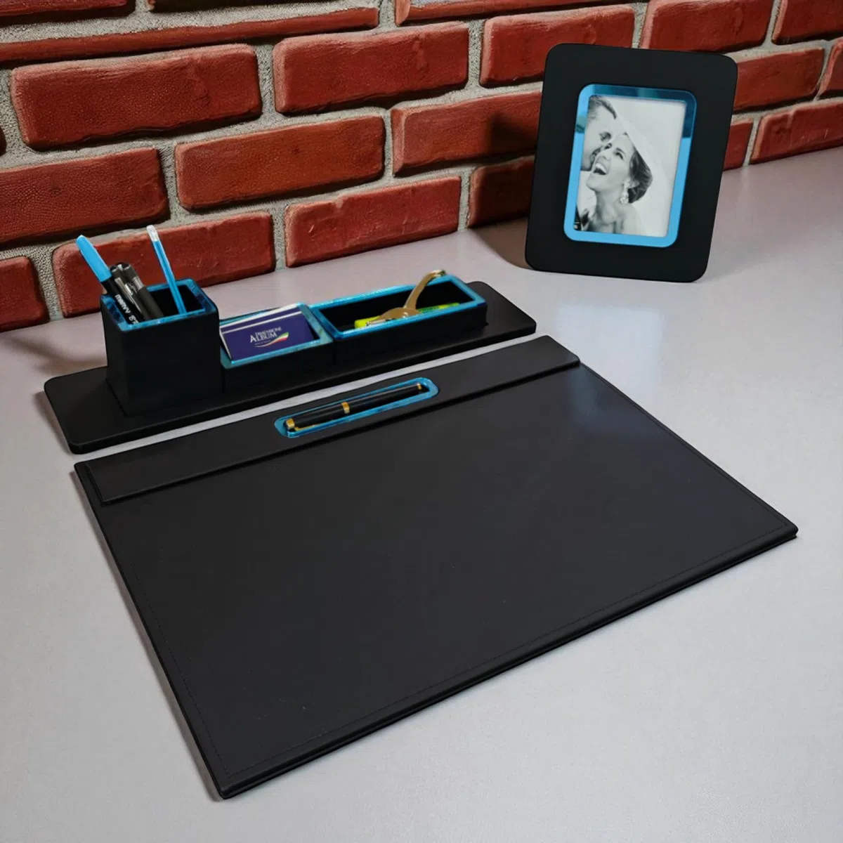 Oggettando Schreibtisch-Set aus schwarzem Kunstleder, 3 in 1, ineinandergreifender Organizer, Stiftehalter, Kartenhalter, Tischrahmen, Schreibtischunterlage – Büro Zuhause (hellblaues Acryl)