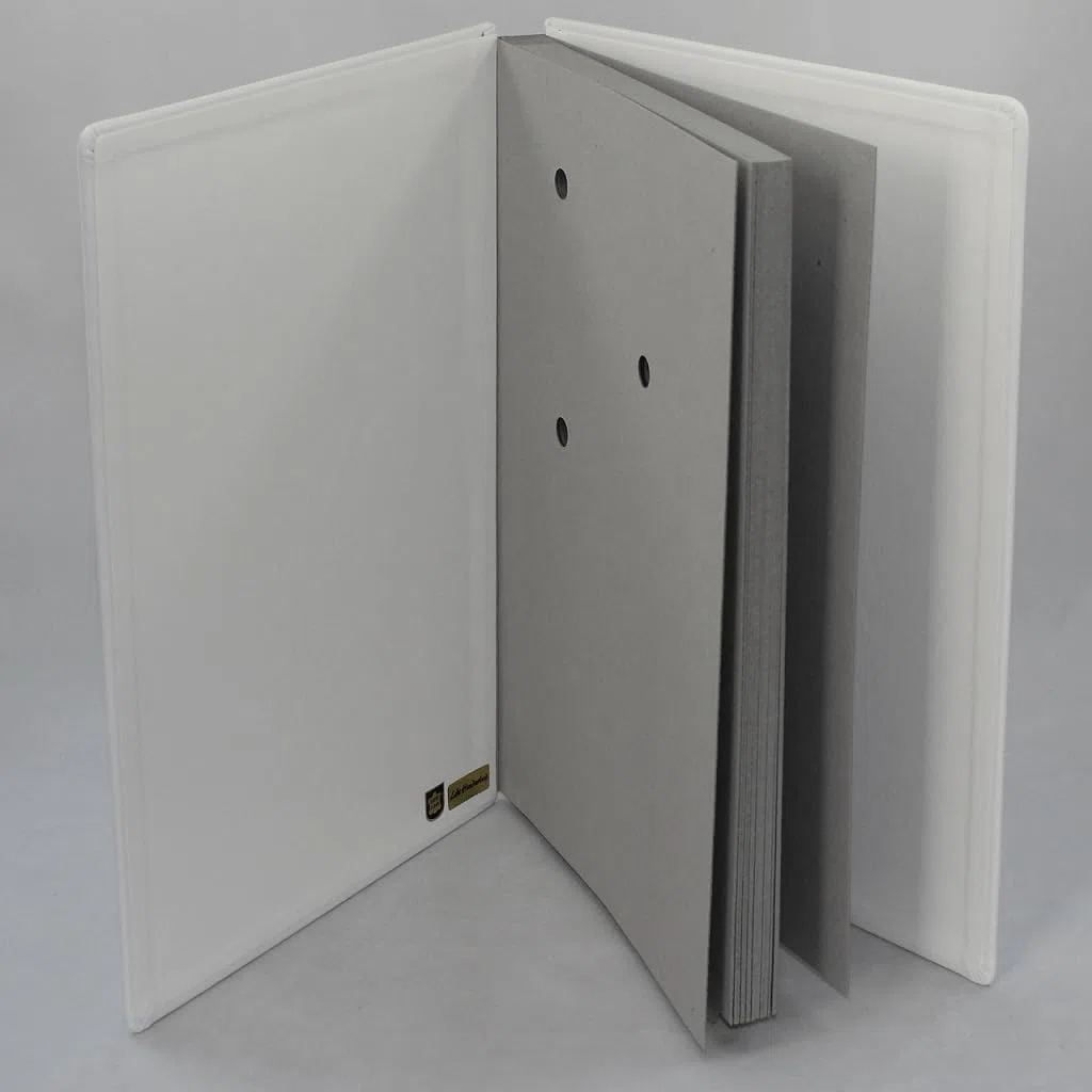 Unterschriftenmappe aus glattem Vollrindleder in Weiß, Softcover, dehnbarer Rücken, 20 Register-Trennblätter aus stabiler grauer Kartonage, Aufnahme von DIN A4, Prägungen auf Anfrage