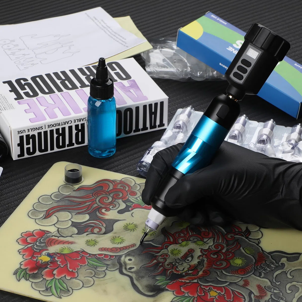 Wireless Rotary Pen Maschine Set, Kabelloses Komplett Kit mit 1500mAh LED-Digitalanzeige Akku, 20stk Cartridge, 11 Flasche Tinten für Anfänger und Profis