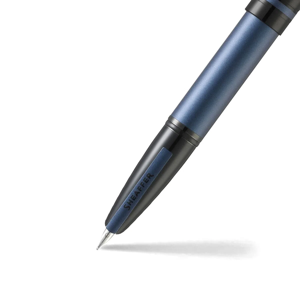 Sheaffer Icon Metallic Blau Füllfederhalter, blau-metallisches Gehäuse mit glänzend schwarzen Applikationen, mittlere Stahlfeder, inklusive Patrone & Geschenkbox