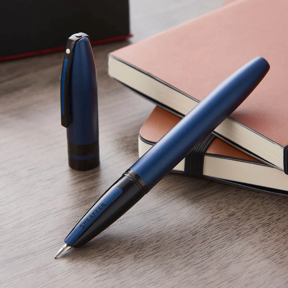 Sheaffer Icon Metallic Blau Füllfederhalter, blau-metallisches Gehäuse mit glänzend schwarzen Applikationen, mittlere Stahlfeder, inklusive Patrone & Geschenkbox