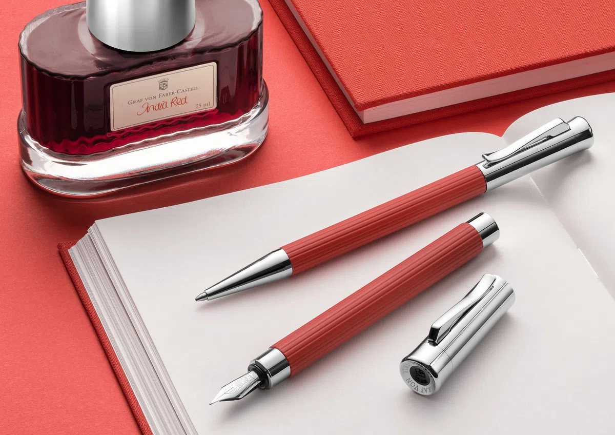 Graf von Faber-Castell - Kugelschreiber Tamitio India Red | Dokumentenechte Großraummine 0,5 mm, kannelierter Metallschaft und Geschenkverpackung