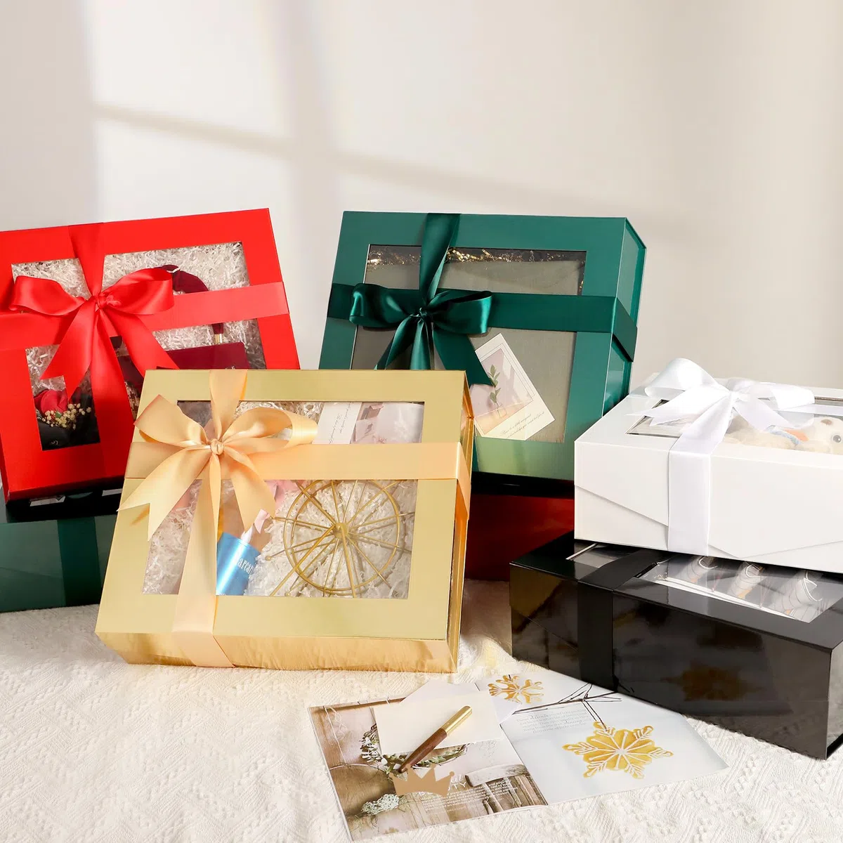 PACKQUEEN 5 extra große goldene Geschenkboxen mit Fenster, 41 x 36 x 12 cm, transparente Geschenkboxen für Geschenke enthalten Bänder, Karten, Brautjungfernantragsboxen mit magnetischen Deckeln