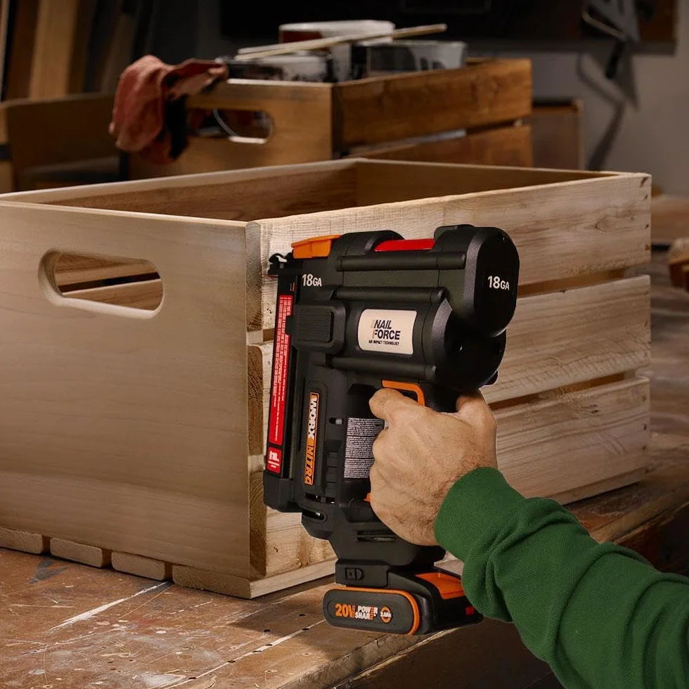 WORX Kabelloser Tacker 20 V WX844, Ladegerät 100 Stück, 18 Ga, Heftklammern 10/40 mm, 2 Schussmodi, Entriegelung ohne Werkzeug, verstellbar, Lieferung mit 1 Akku 2 Ah, Schnellladegerät und 200