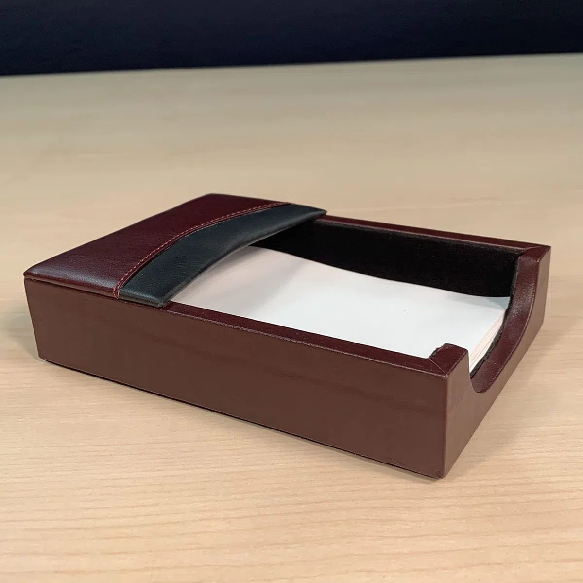 Dacasso 8-teiliges Schreibtischzubehör-Set aus Leder mit schwarzem Rand, Schreibunterlage, Unterlage und Schreibtisch-Organisations-Essentials – Executive Decor und Oberflächenschutz