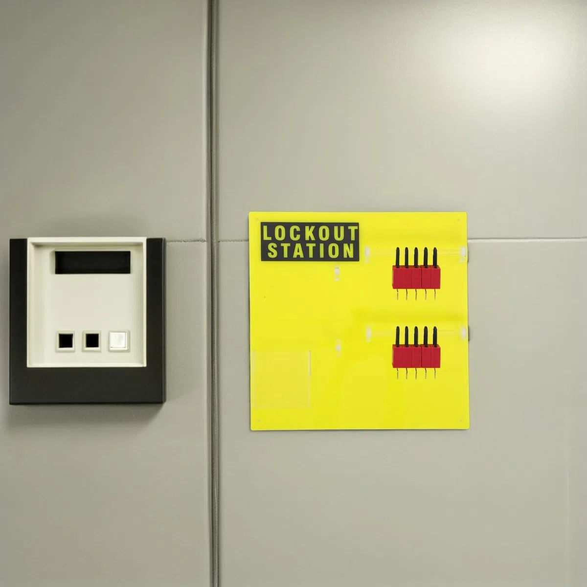Gatuida Wandmontierte Lockout Station mit Schloss Langlebiger Sicherheits Organizer aus Robustem Material für Verriegelungs und Kennzeichnungssysteme in Industrie und Arbeitsschutz