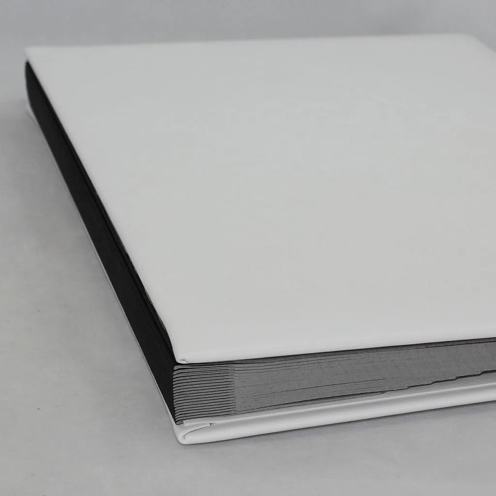 Unterschriftenmappe aus glattem Vollrindleder in Weiß, Softcover, dehnbarer Rücken, 20 Register-Trennblätter aus stabiler grauer Kartonage, Aufnahme von DIN A4, Prägungen auf Anfrage