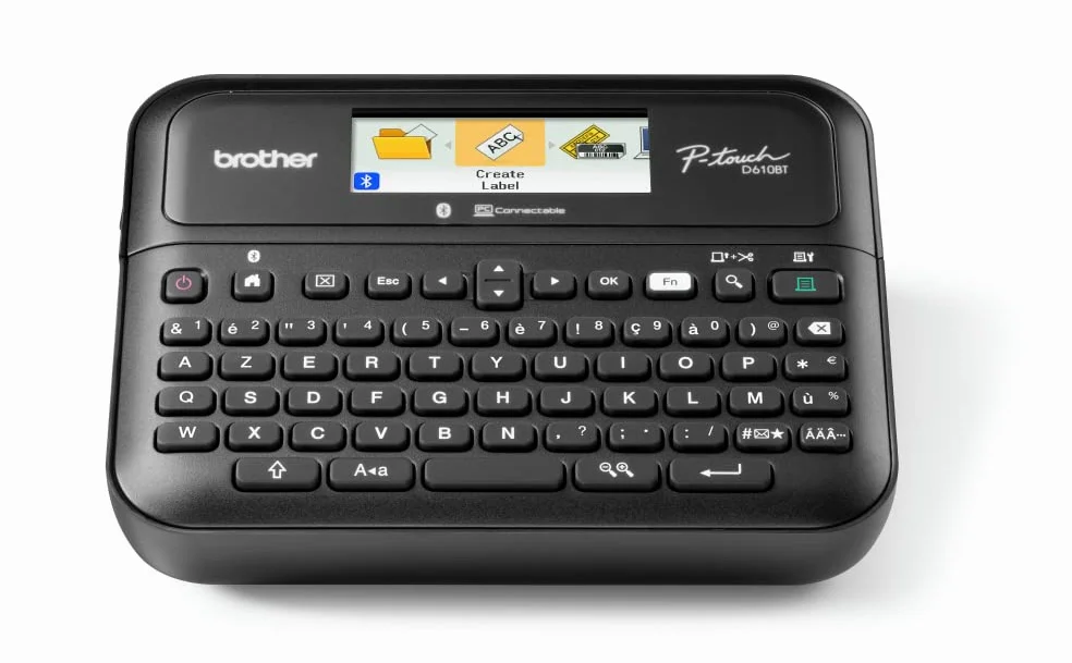 Brother PT-D610BTVP Bluetooth-Tischetikettierer mit Koffer, Anschluss an PC und Smartphone, Farbdisplay, TZE-Serie von 3,5 bis 24 mm, inklusive Stromadapter AD-E001