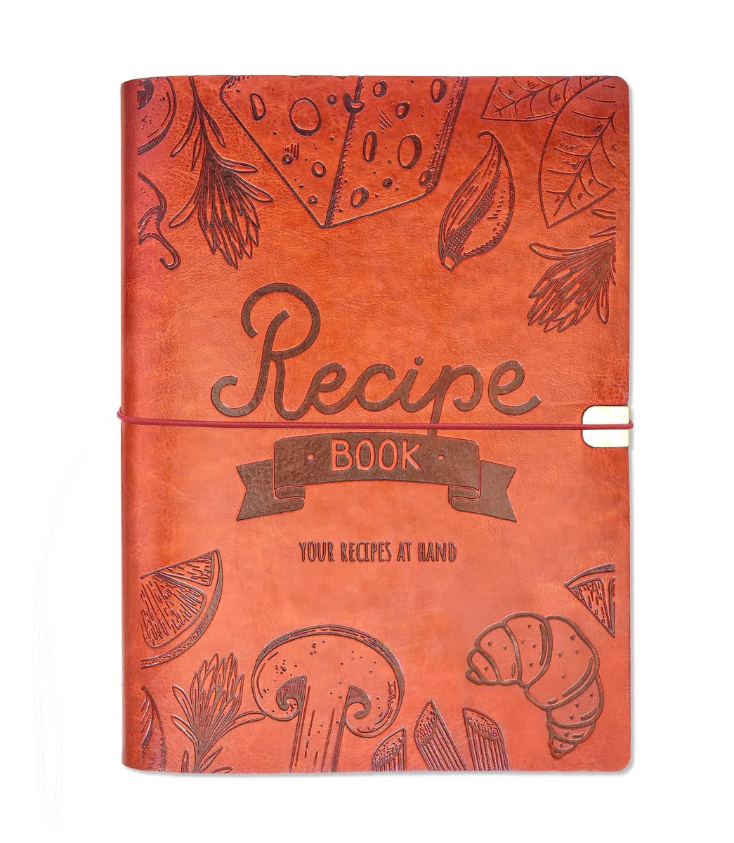 Rezeptbuch zum Einschreiben eigener Rezepte – A5 blanko Rezeptbuch mit Ledereinband – hält 130 Rezepte – inklusive Aufkleber – Familien-Kochbuch Geschenk für Frauen & Hobbyköche