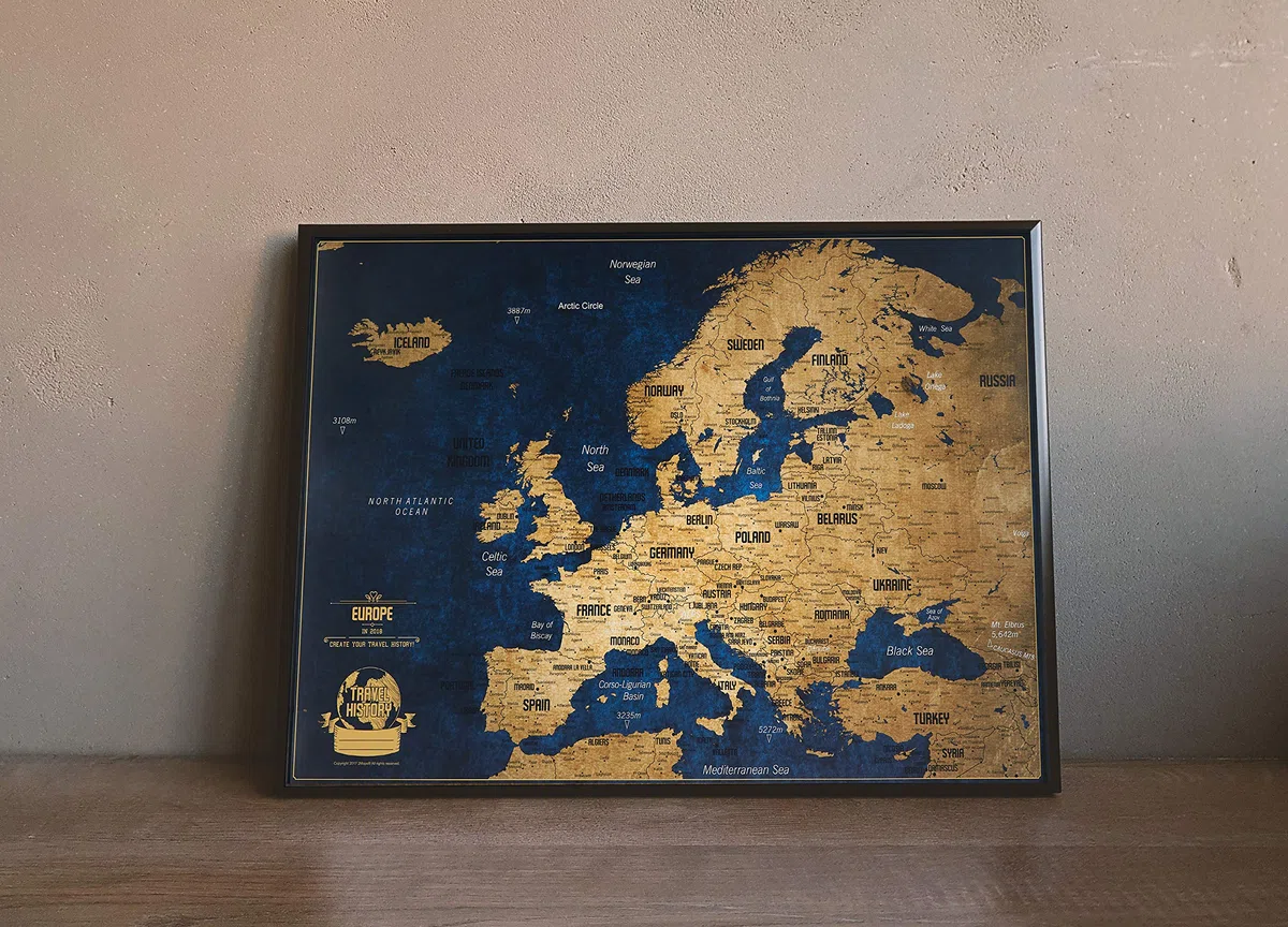 2Maps Europakarte Pinnwand mit farbigen Stecknadeln - Bonus 100 Pins, Abenteuer Karte mit Rahmen, Personalisierte Karten mit Originalfarben, Hergestellt in der EU, 43x3x53 cm, Natürlicher Holzrahmen