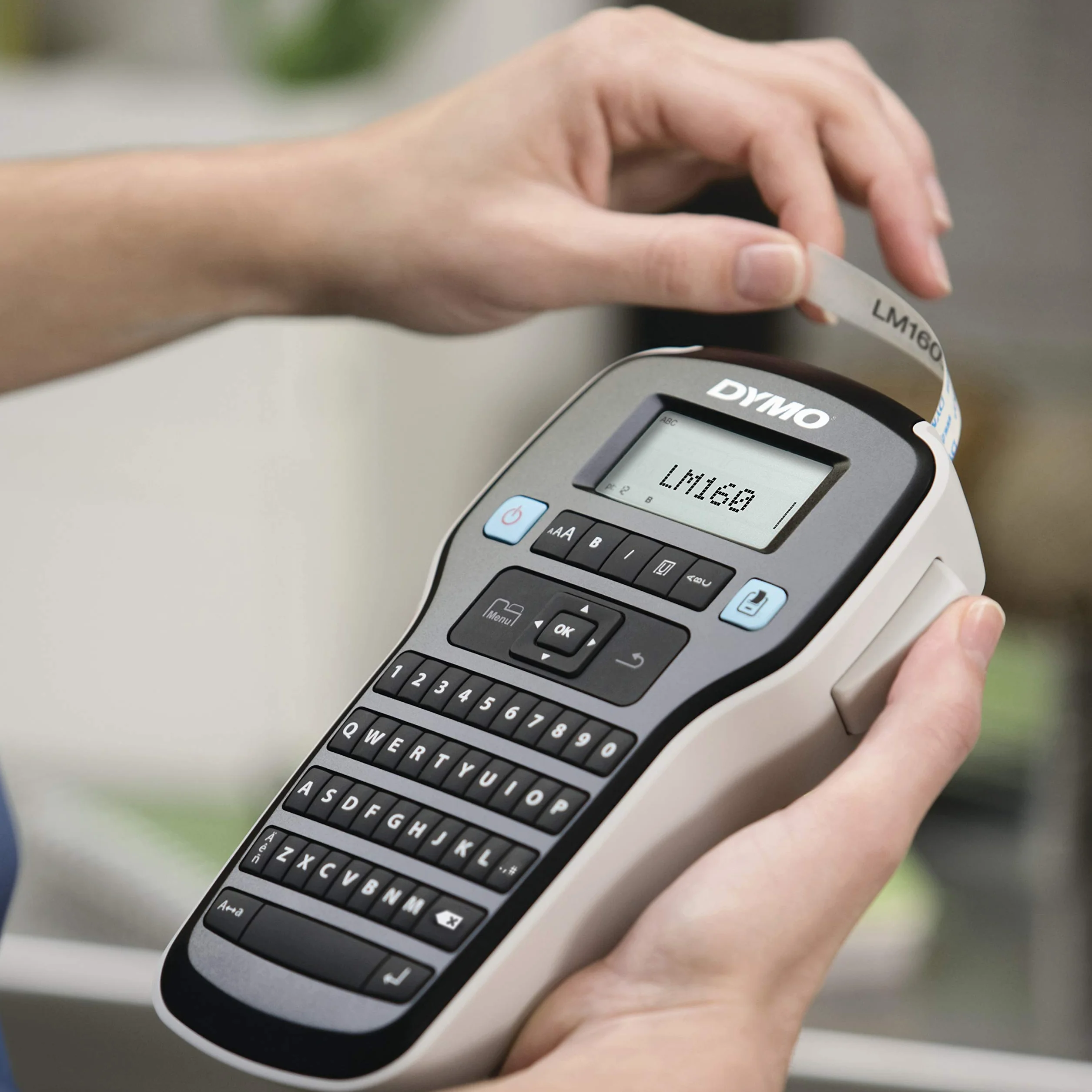 DYMO LabelManager 160 Tragbares Beschriftungsgerät | Etikettiergerät mit QWERTZ Tastatur & Einfache Textbearbeitung | für D1 Etiketten in 6 & Original D1-Etikettenband | weiß auf schwarz | 12 mm x 7 m