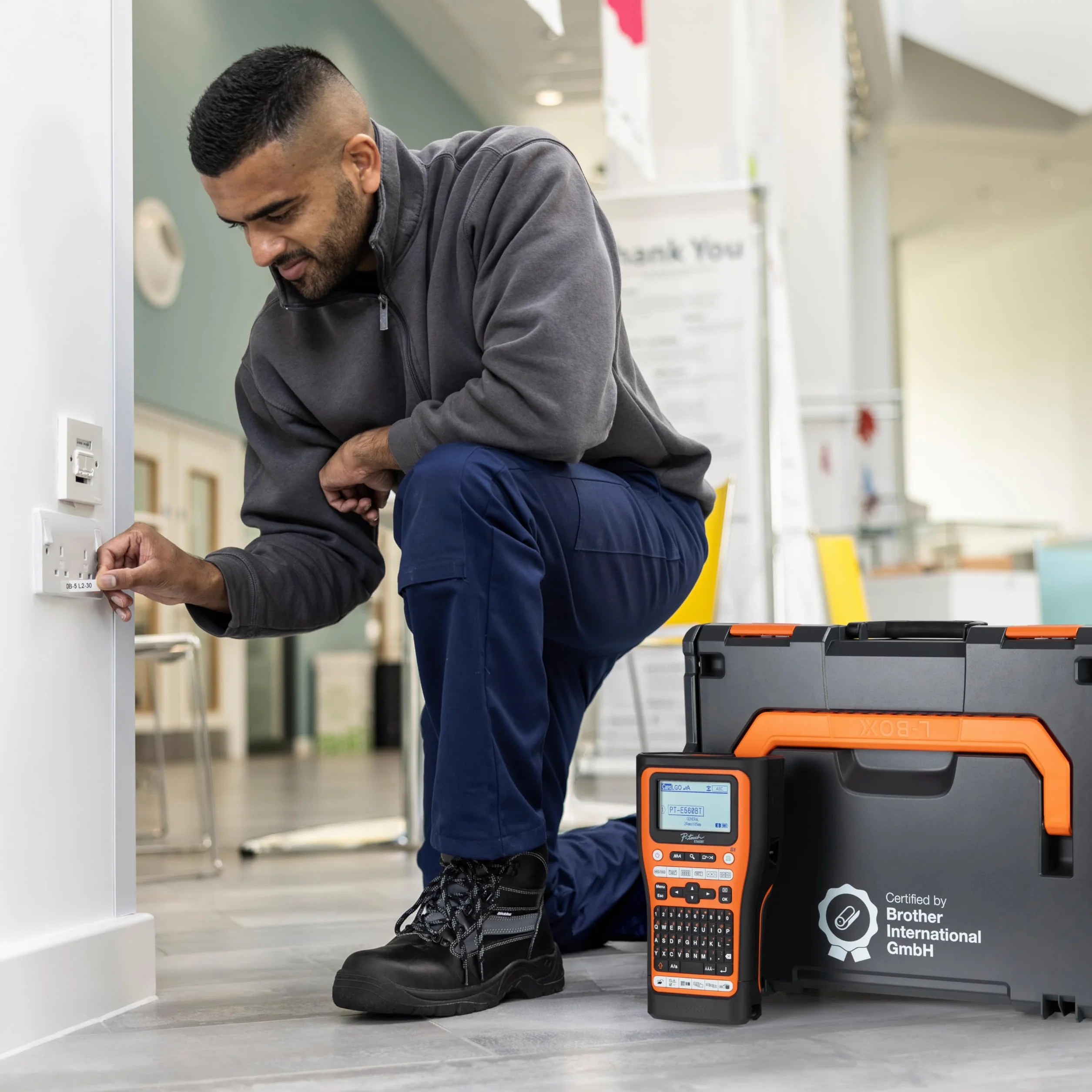 Brother PT-E560BT Beschriftungsgerät | Bluetooth und USB-Typ C, Li-Ion Akku, 2 Pro Tape Schriftbänder, L-BOXX 136 Systemkoffer mit Schaumstoffeinlage