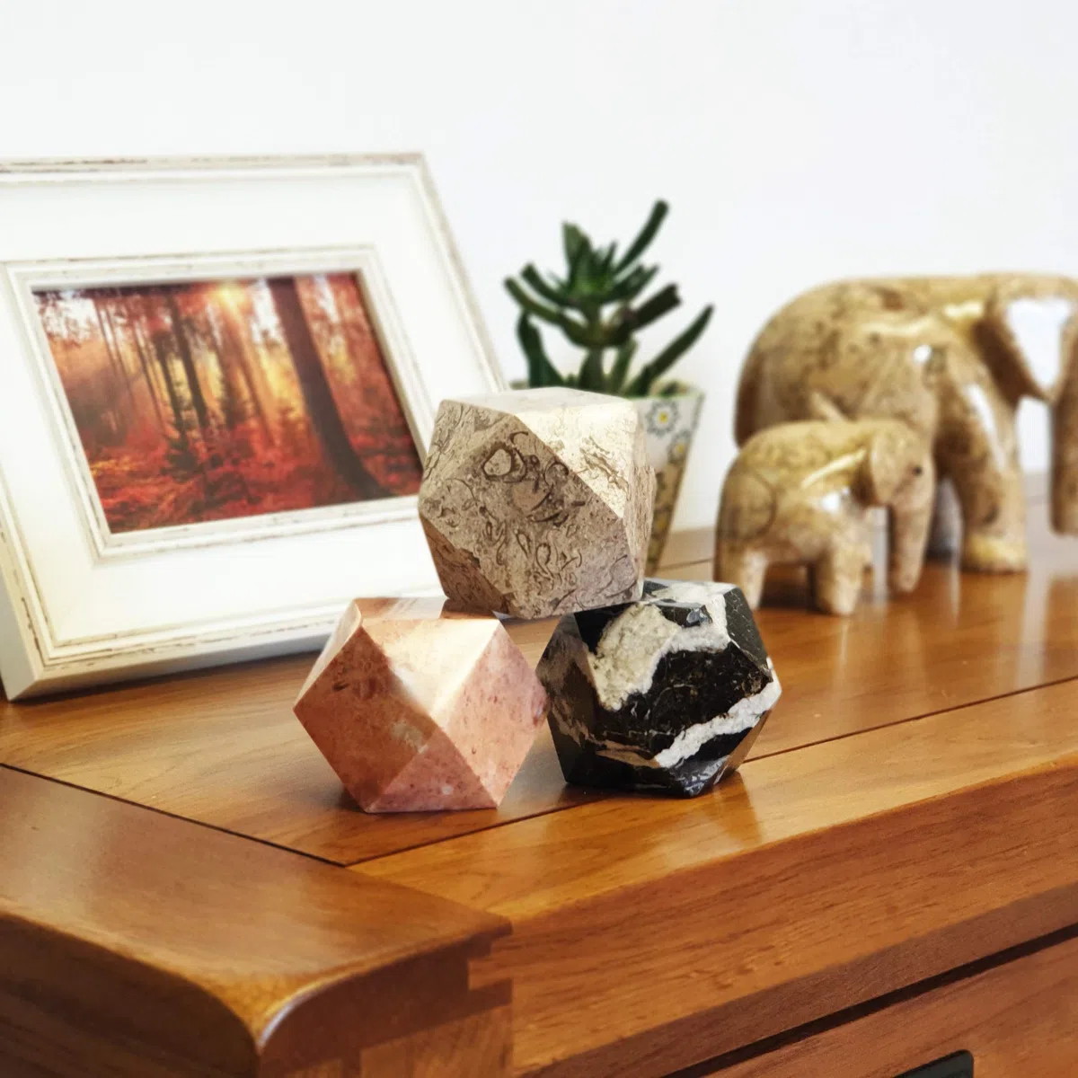 Fossil Gift Shop Set von 3 Diamantschliff Himalaya-Marmor Briefbeschwerer